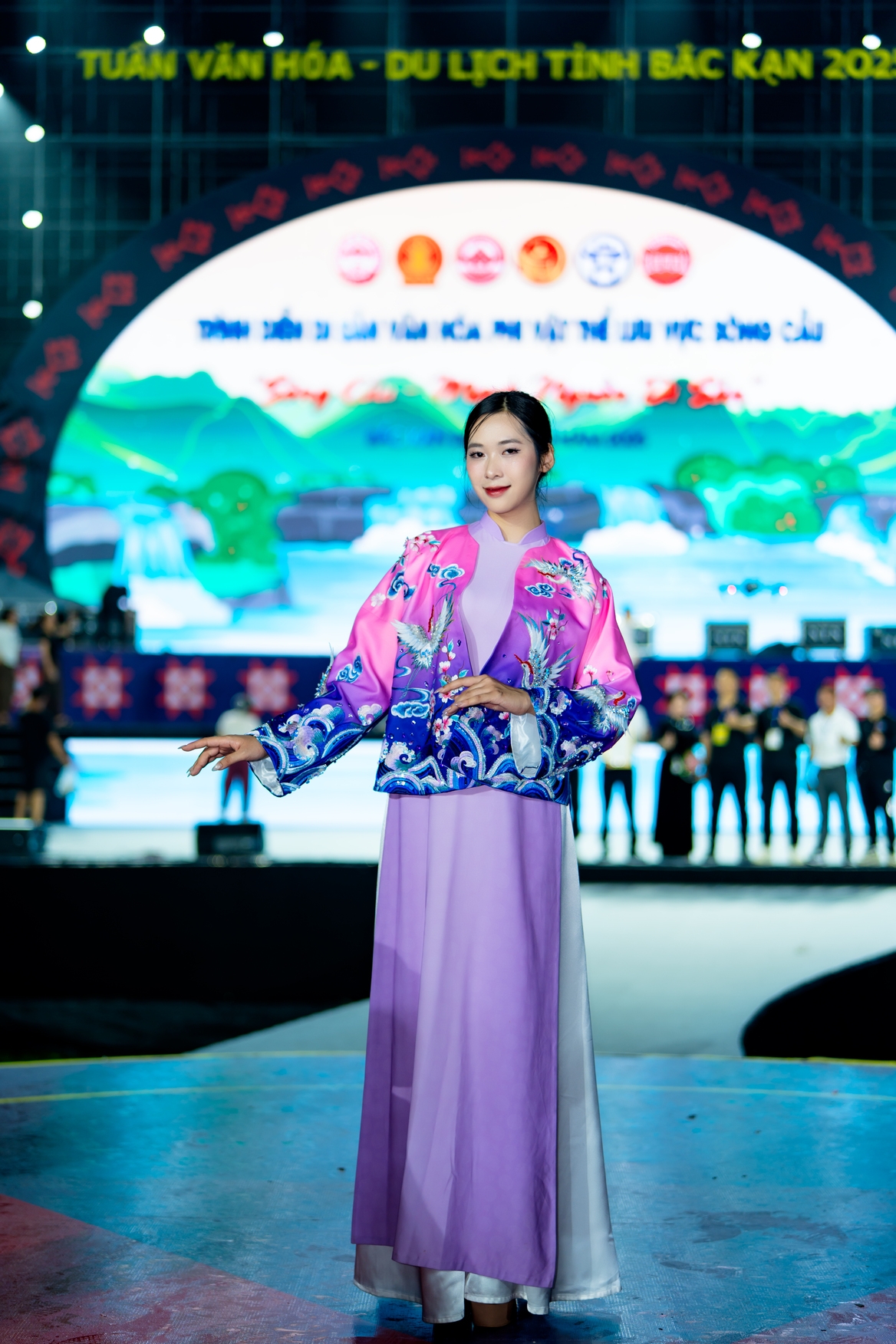 bộ sưu tập áo dài đặc biệt của ntk vũ thảo giang tôn vinh vẻ đẹp sông cầu hình ảnh 5 bo suu tap ao dai dac biet cua ntk vu thao giang ton vinh ve dep song cau hinh anh 5