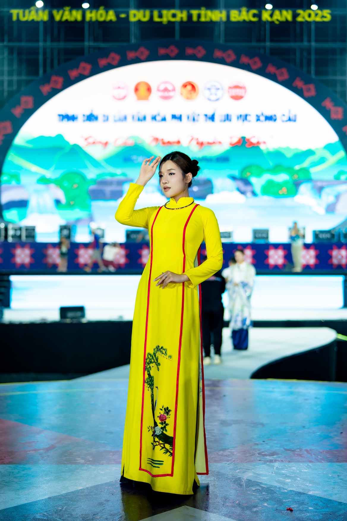 bộ sưu tập áo dài đặc biệt của ntk vũ thảo giang tôn vinh vẻ đẹp sông cầu hình ảnh 4 bo suu tap ao dai dac biet cua ntk vu thao giang ton vinh ve dep song cau hinh anh 4