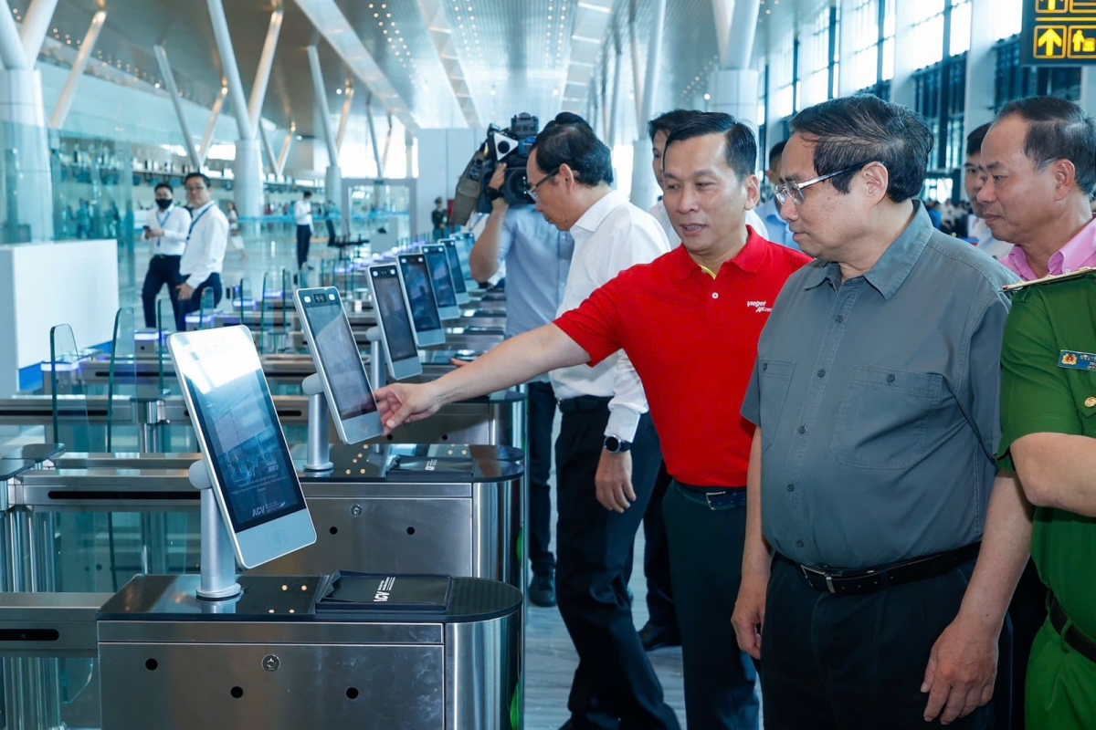 thủ tướng trải nghiệm giải pháp lên tàu bay bằng vneid hình ảnh 2 thu tuong trai nghiem giai phap len tau bay bang vneid hinh anh 2