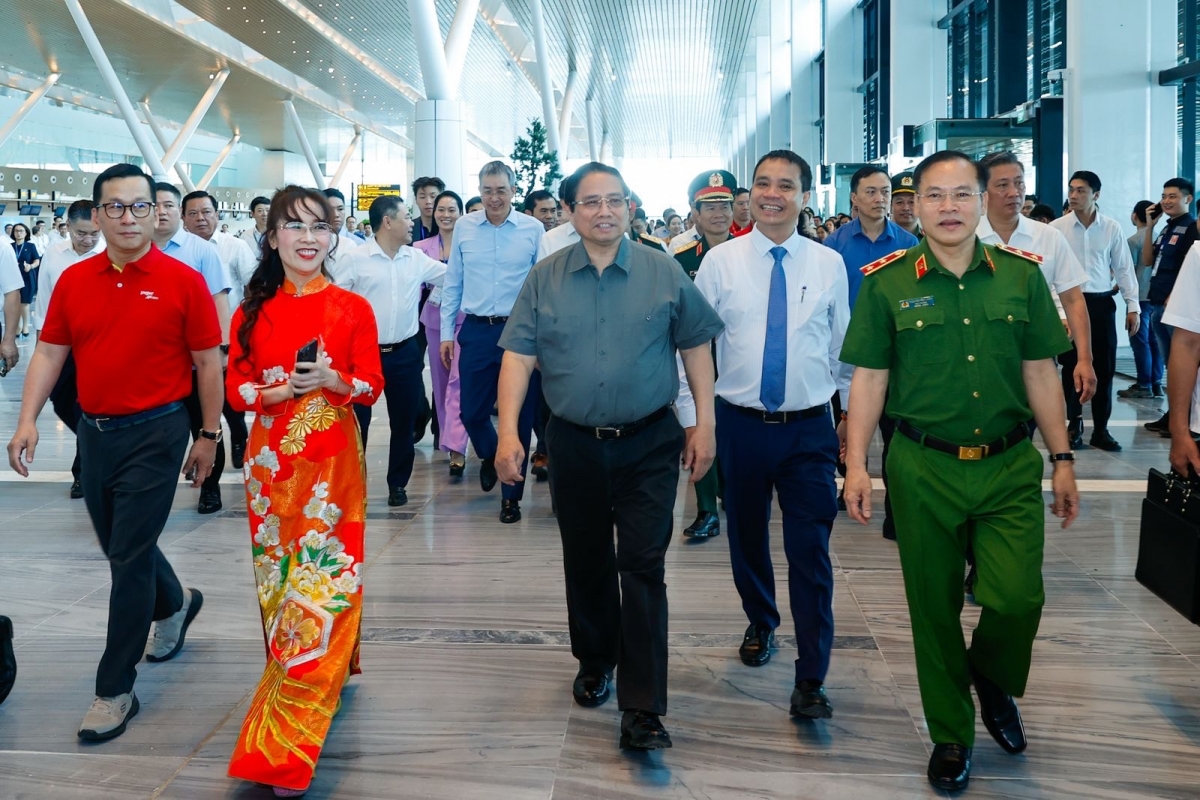 Thủ tướng trải nghiệm giải pháp lên tàu bay bằng VNeID