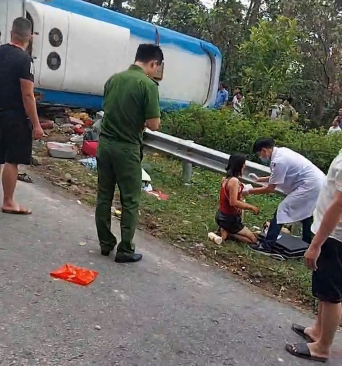 hiện trường vụ ô tô khách lật trên đèo tam Đảo khiến 3 người tử vong hình ảnh 7 hien truong vu o to khach lat tren deo tam Dao khien 3 nguoi tu vong hinh anh 7