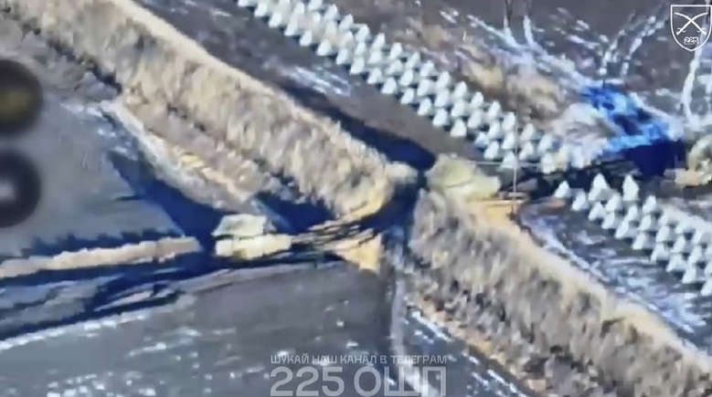 Ukraine công bố video đoàn xe tăng xuyên thủng công sự kiên cố của Nga tại Belgorod