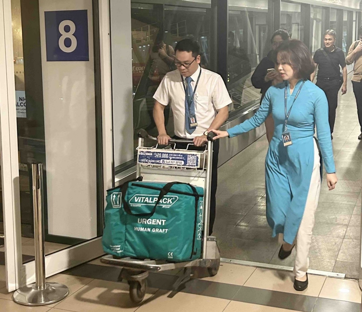 chuyến bay của vietnam airlines chậm 35 phút để đợi hành khách đặc biệt hình ảnh 3 chuyen bay cua vietnam airlines cham 35 phut de doi hanh khach dac biet hinh anh 3