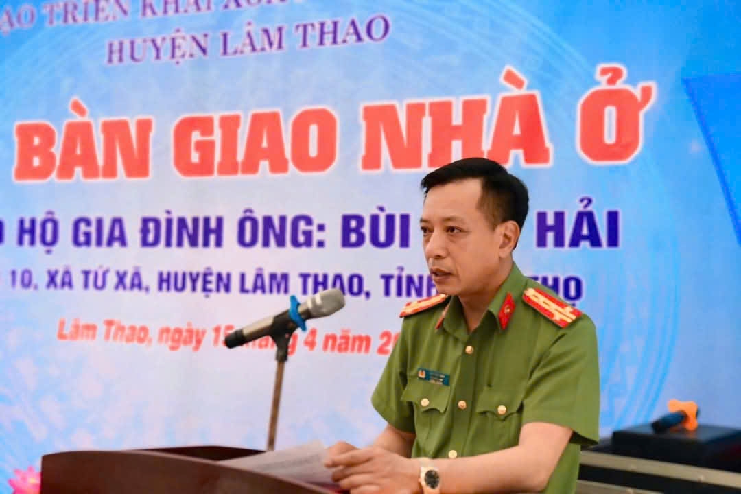 công an tỉnh phú thọ trao tặng 2 nhà tình nghĩa cho hộ nghèo tại huyện lâm thao hình ảnh 2 cong an tinh phu tho trao tang 2 nha tinh nghia cho ho ngheo tai huyen lam thao hinh anh 2