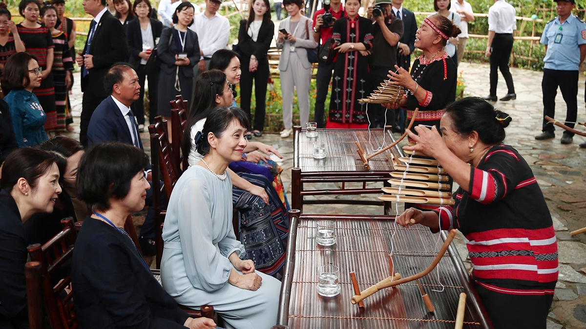 phu nhân thủ tướng việt nam và nhật bản thăm làng văn hóa du lịch các dân tộc việt nam hình ảnh 13 phu nhan thu tuong viet nam va nhat ban tham lang van hoa du lich cac dan toc viet nam hinh anh 13