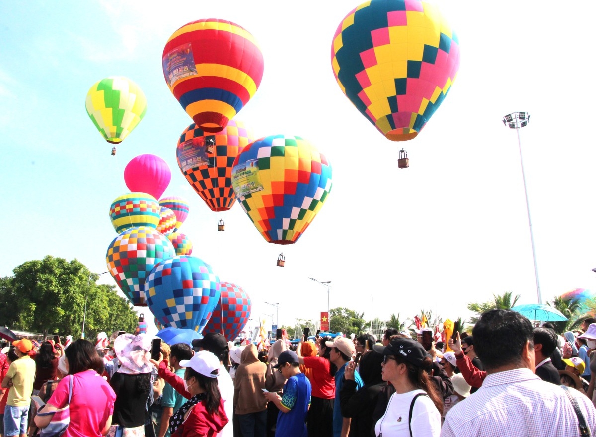 tourists enjoy vietnam s largest hot air balloon festival in dong nai picture 1 tourists enjoy vietnam s largest hot air balloon festival in dong nai picture 1