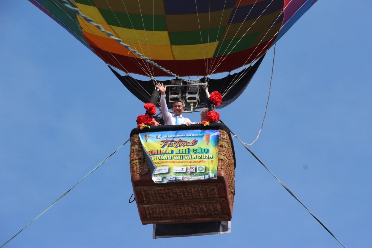 tourists enjoy vietnam s largest hot air balloon festival in dong nai picture 3 tourists enjoy vietnam s largest hot air balloon festival in dong nai picture 3