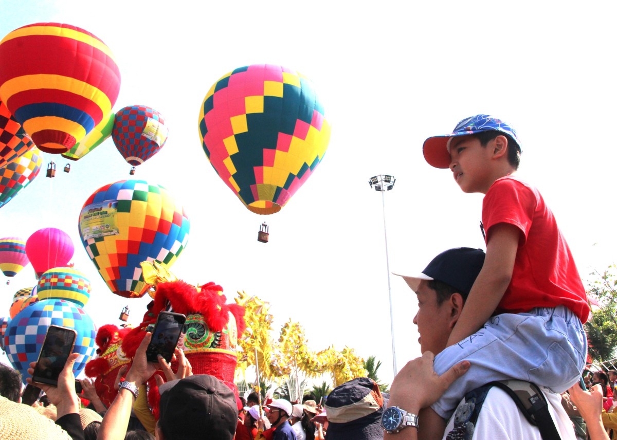tourists enjoy vietnam s largest hot air balloon festival in dong nai picture 5 tourists enjoy vietnam s largest hot air balloon festival in dong nai picture 5