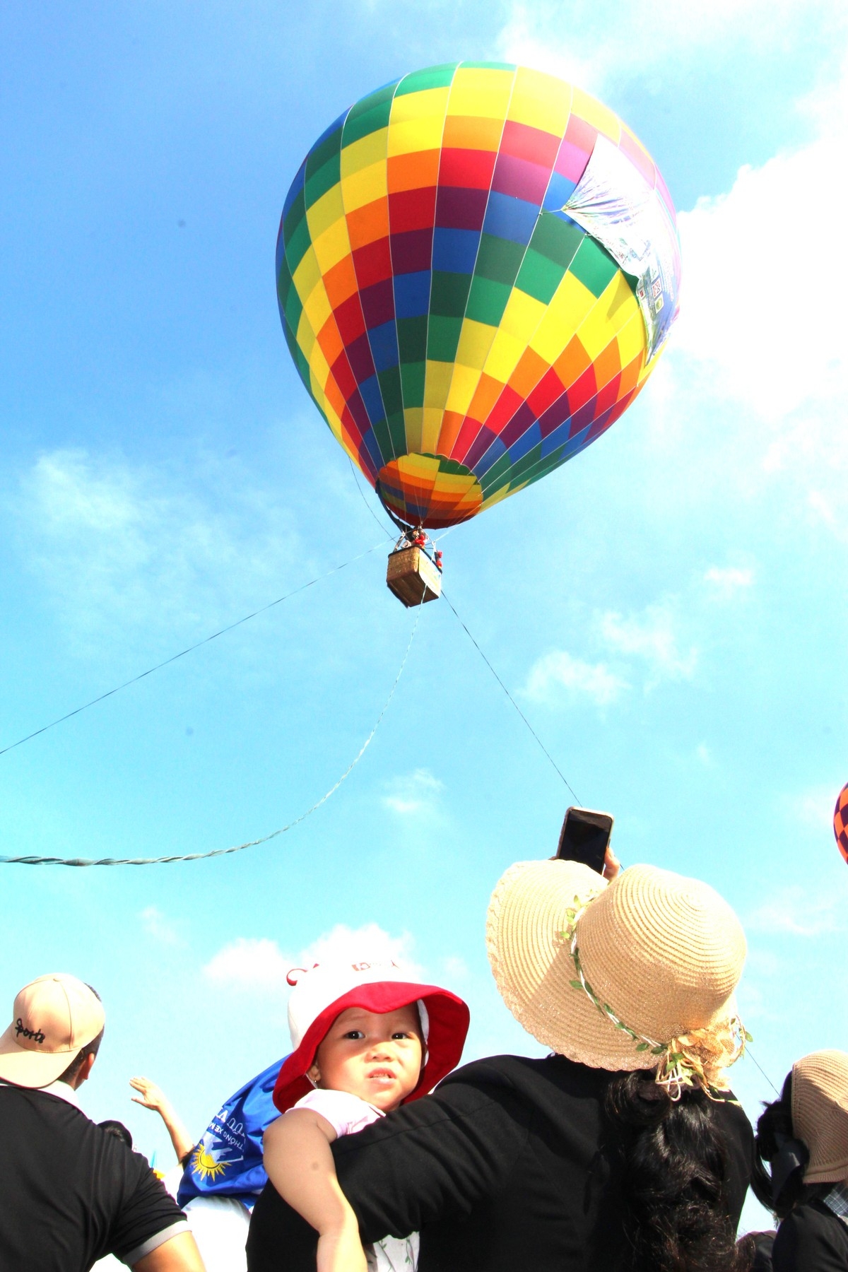 tourists enjoy vietnam s largest hot air balloon festival in dong nai picture 6