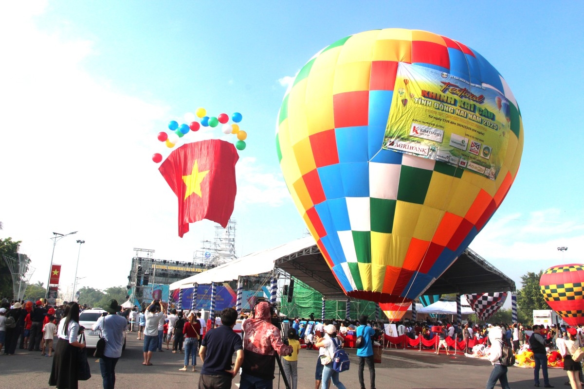 tourists enjoy vietnam s largest hot air balloon festival in dong nai picture 7 tourists enjoy vietnam s largest hot air balloon festival in dong nai picture 7