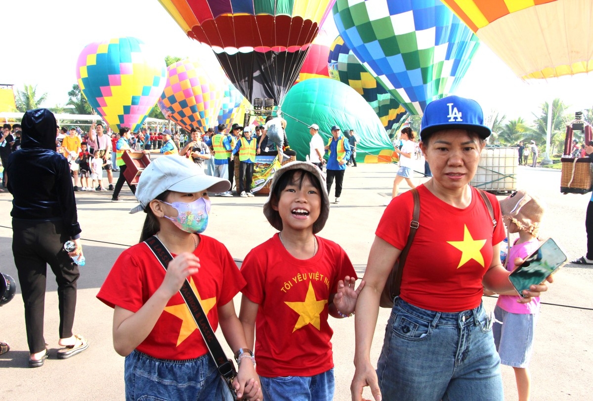 tourists enjoy vietnam s largest hot air balloon festival in dong nai picture 8