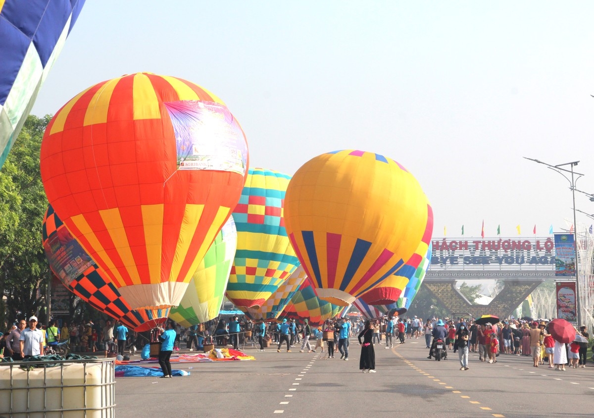 tourists enjoy vietnam s largest hot air balloon festival in dong nai picture 9