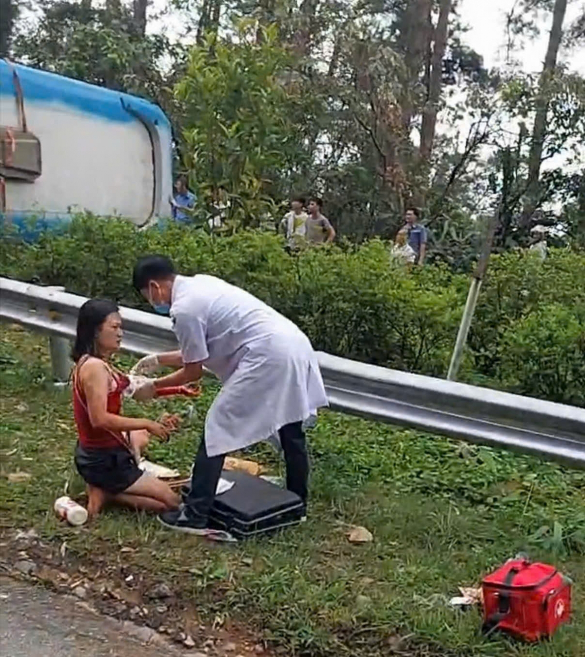 hiện trường vụ ô tô khách lật trên đèo tam Đảo khiến 3 người tử vong hình ảnh 6 hien truong vu o to khach lat tren deo tam Dao khien 3 nguoi tu vong hinh anh 6