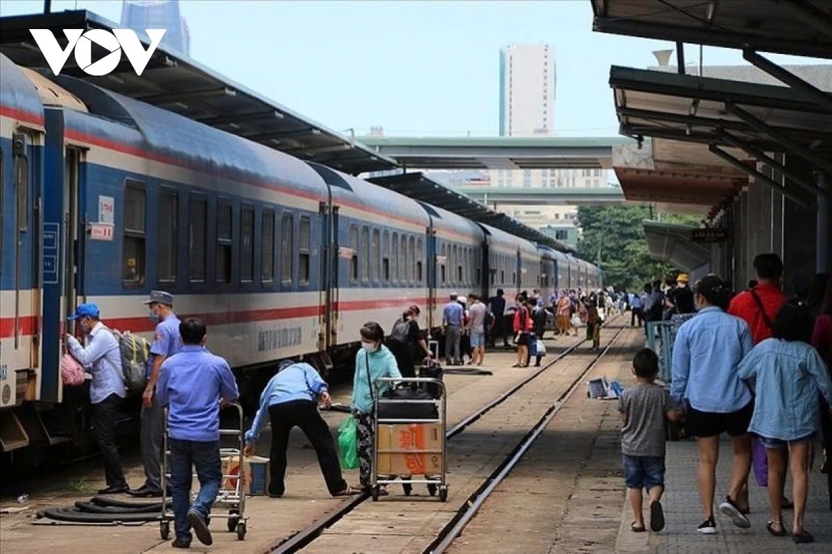 Gần đến 30/4, “cháy” vé máy bay nhiều chặng, tàu hỏa và xe khách dễ thở hơn