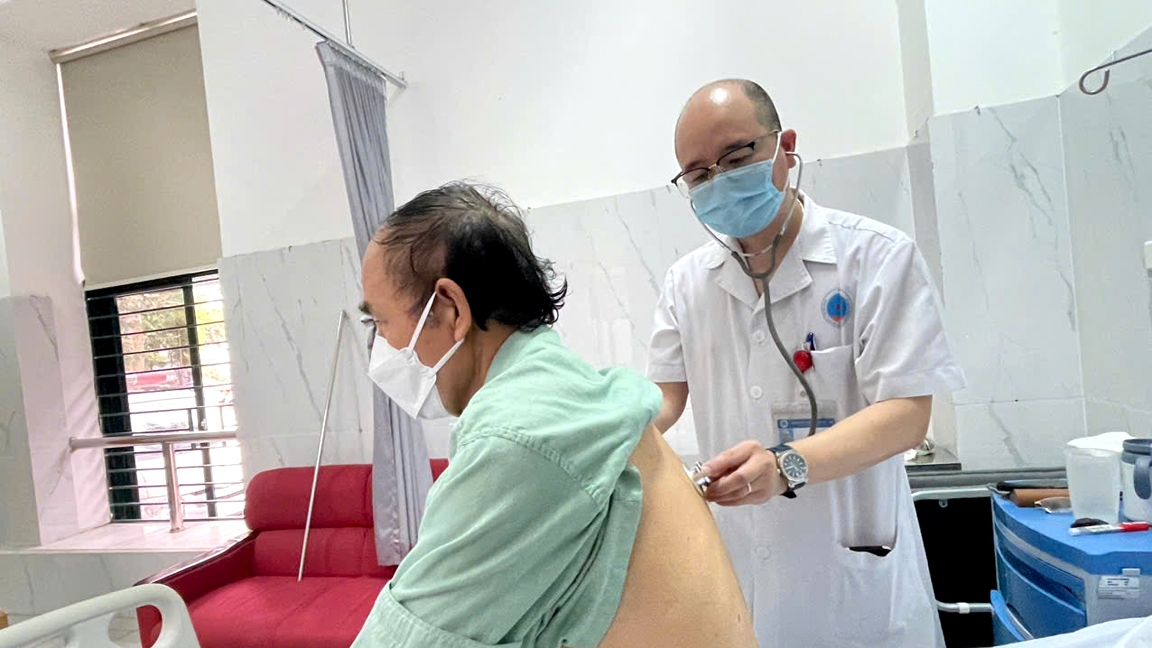 Chuyên gia lưu ý biến chứng bệnh cúm mùa ở người cao tuổi