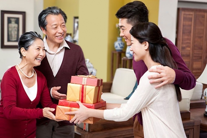 Anh trai vừa dẫn bạn gái về nhà ra mắt, bố mẹ tôi đã giục cưới vội vì lý do này