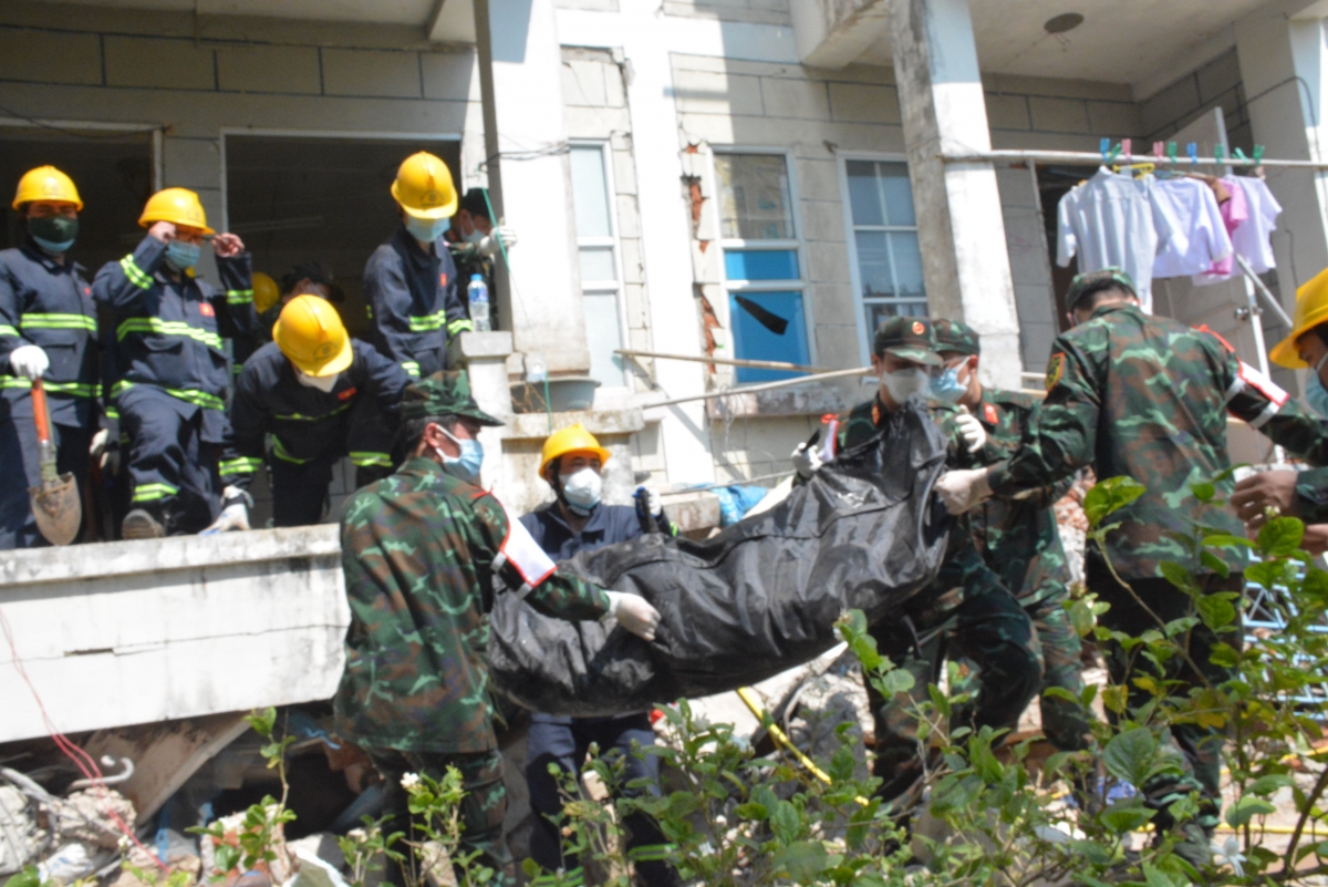 bộ đội việt nam đưa thi thể một nạn nhân myanmar ra khỏi tòa nhà bị sập hình ảnh 1 bo doi viet nam dua thi the mot nan nhan myanmar ra khoi toa nha bi sap hinh anh 1