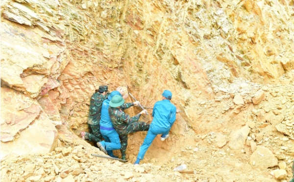 Đào móng làm nhà, phát hiện quả bom còn nguyên kíp nổ hình ảnh 1 Dao mong lam nha, phat hien qua bom con nguyen kip no hinh anh 1