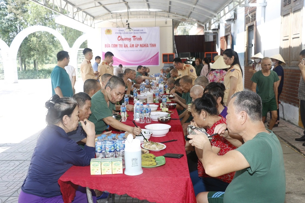 “Bữa cơm tri ân - Ấm áp nghĩa tình” tại Khu điều dưỡng thương binh tâm thần Nghệ An