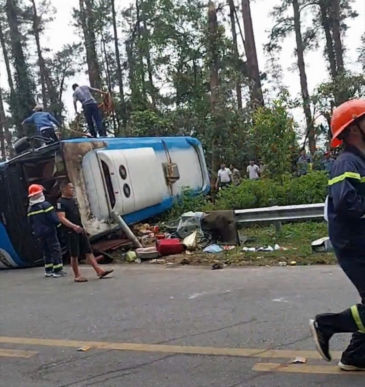 hiện trường vụ ô tô khách lật trên đèo tam Đảo khiến 3 người tử vong hình ảnh 3 hien truong vu o to khach lat tren deo tam Dao khien 3 nguoi tu vong hinh anh 3