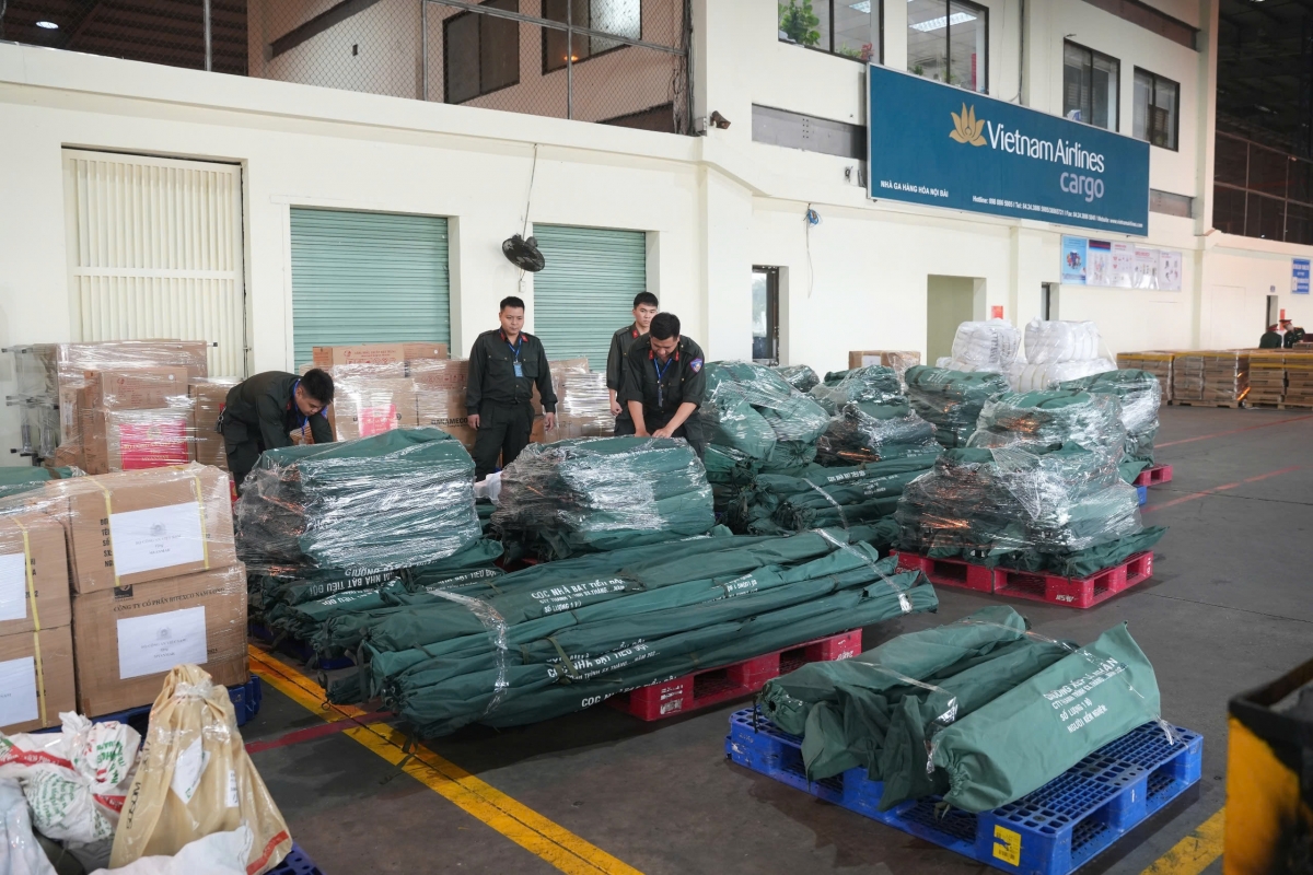 vietnam airlines vận chuyển gần 30 tấn hàng cứu trợ đến myanmar hình ảnh 3 vietnam airlines van chuyen gan 30 tan hang cuu tro den myanmar hinh anh 3