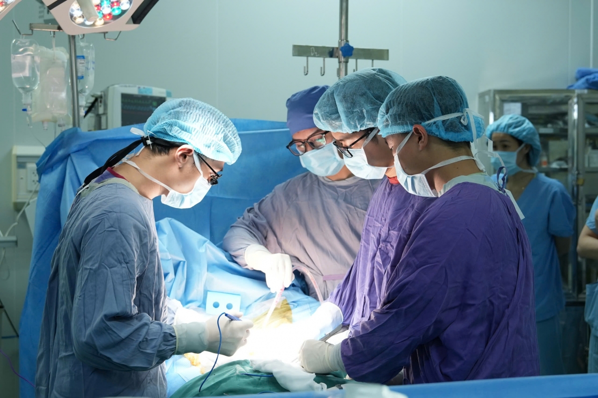 Ghép tạng đồng thời cho hai bệnh nhân nam từ người hiến chết não