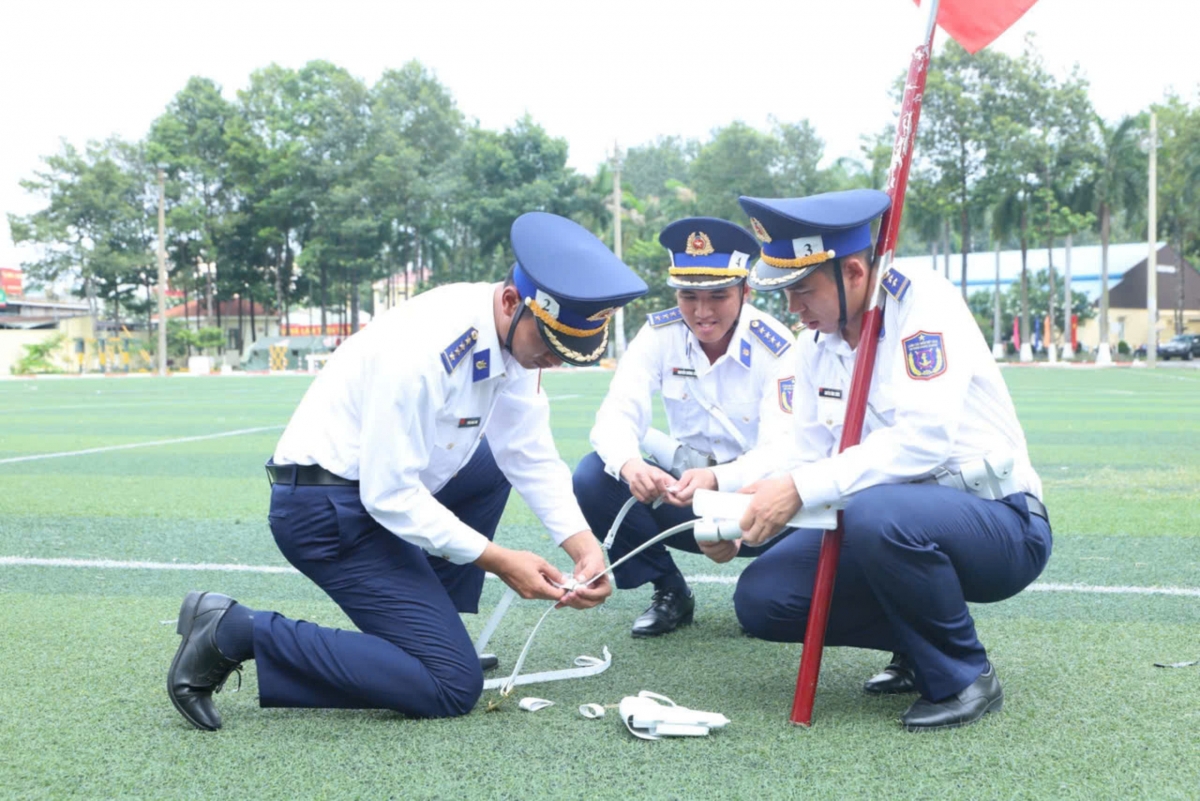 cảnh sát biển luyện tập thuần thục chuẩn bị lễ kỷ niệm 50 năm giải phóng miền nam hình ảnh 4 canh sat bien luyen tap thuan thuc chuan bi le ky niem 50 nam giai phong mien nam hinh anh 4