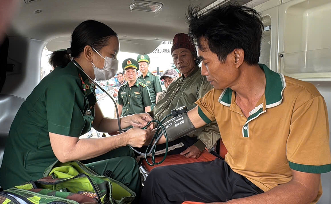 cứu nạn thành công 3 ngư dân bị chìm tàu trên biển hình ảnh 2 cuu nan thanh cong 3 ngu dan bi chim tau tren bien hinh anh 2