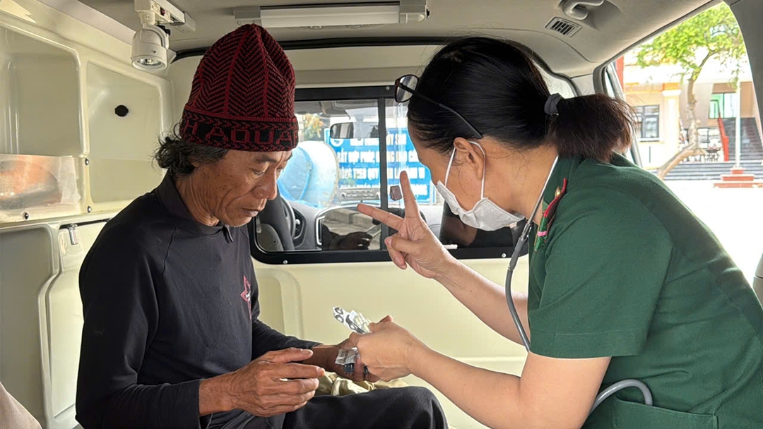 cứu nạn thành công 3 ngư dân bị chìm tàu trên biển hình ảnh 1 cuu nan thanh cong 3 ngu dan bi chim tau tren bien hinh anh 1