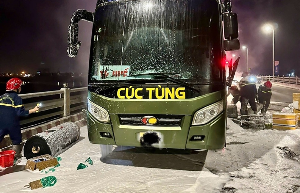 quảng ngãi xe khách bốc cháy trên cầu, 24 người thoát nạn hình ảnh 1 quang ngai xe khach boc chay tren cau, 24 nguoi thoat nan hinh anh 1