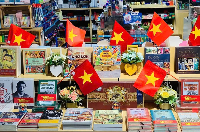 hàng quán rực rỡ cờ đỏ sao vàng, cà phê, bánh ngọt phiên bản 30 4 gây sốt hình ảnh 5 hang quan ruc ro co do sao vang, ca phe, banh ngot phien ban 30 4 gay sot hinh anh 5