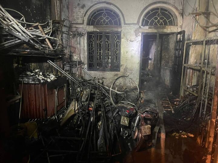 Cháy nhà ở Hà Nội, ông lão 78 mắc kẹt ở tầng 2