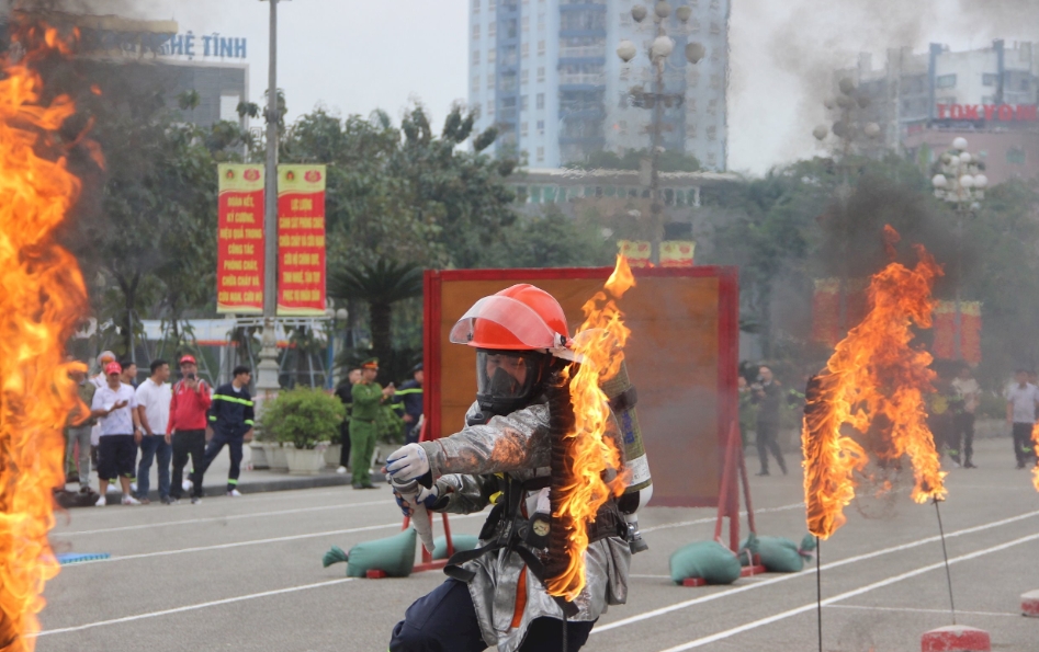 Công an 13 tỉnh, thành tham gia hội thi thể thao chữa cháy và cứu nạn tại Nghệ An