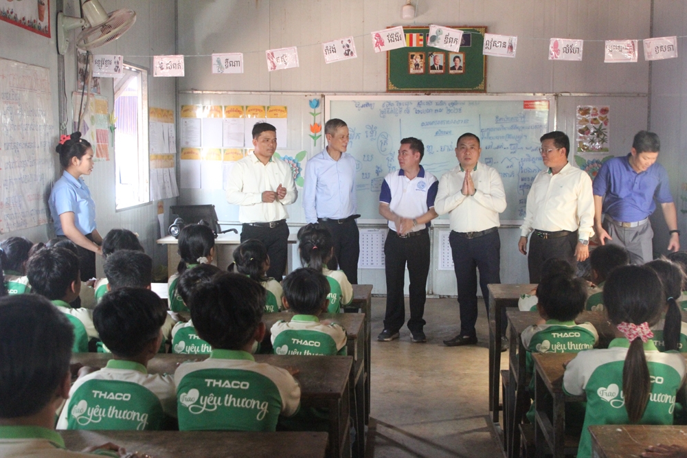 Đại sứ quán Việt Nam chăm lo sức khỏe người lao động ở Campuchia