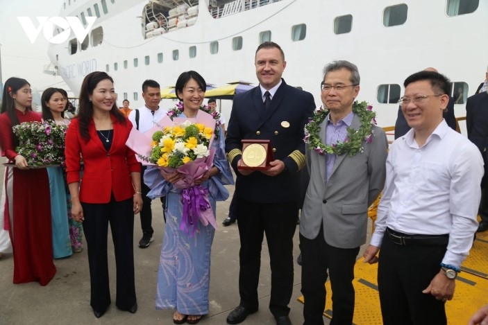 pacific world cruise ship brings 1,700 foreign tourists to quang ninh picture 1 pacific world cruise ship brings 1,700 foreign tourists to quang ninh picture 1
