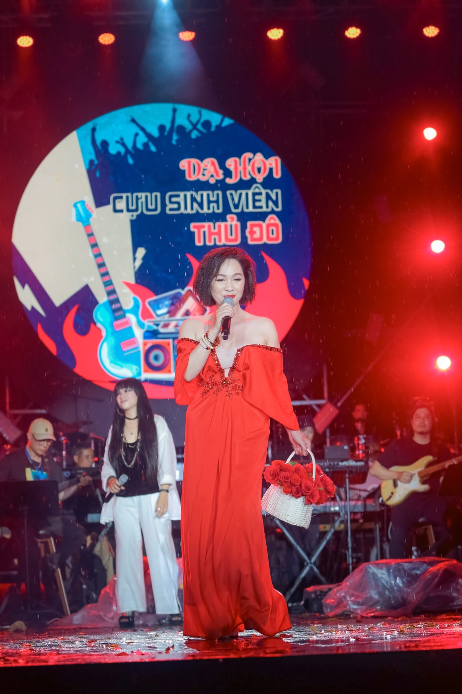 nsnd thanh lam, bằng kiều đội mưa hòa giọng cùng hàng nghìn cựu sinh viên thủ đô hình ảnh 7 nsnd thanh lam, bang kieu doi mua hoa giong cung hang nghin cuu sinh vien thu do hinh anh 7