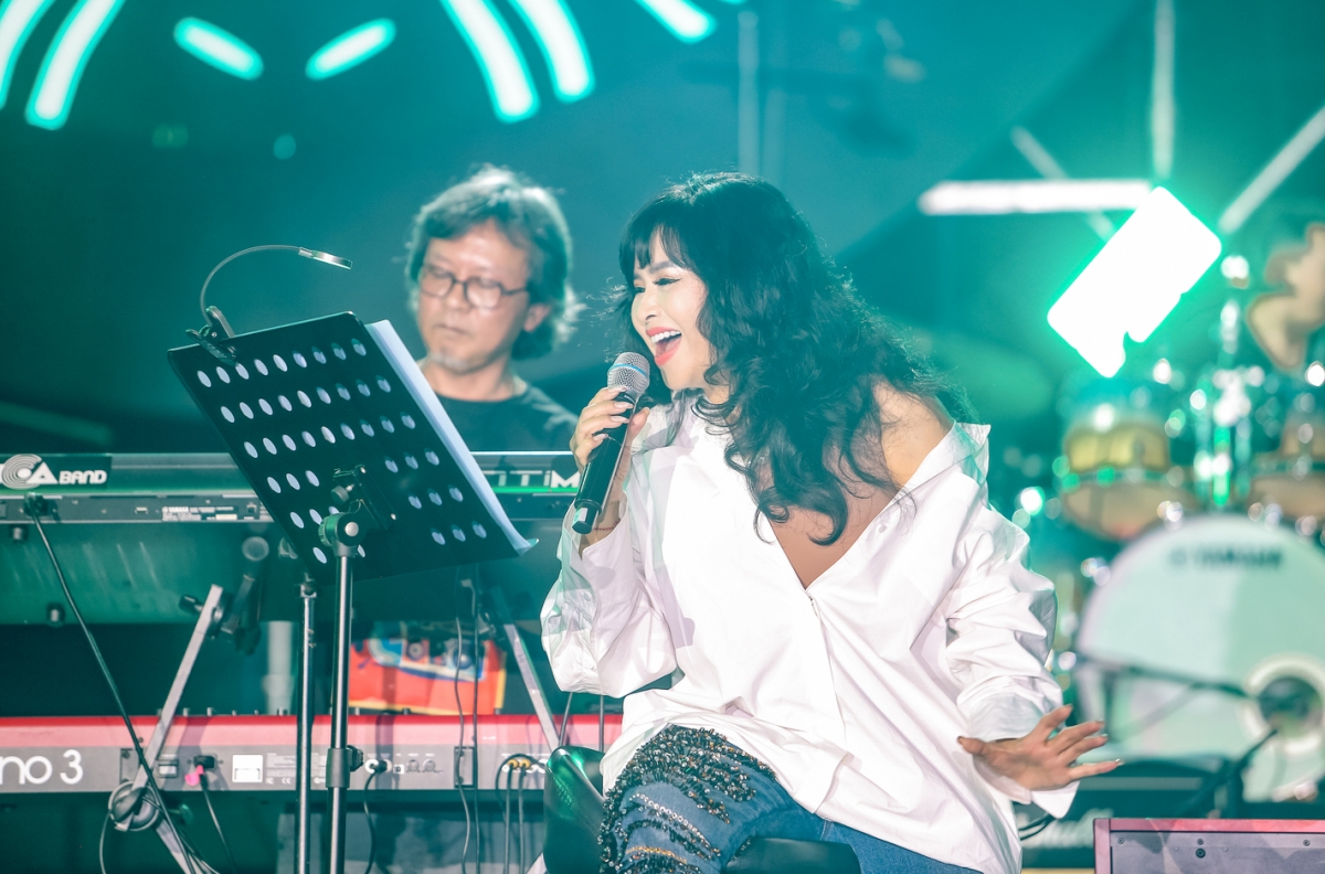nsnd thanh lam, bằng kiều đội mưa hòa giọng cùng hàng nghìn cựu sinh viên thủ đô hình ảnh 9 nsnd thanh lam, bang kieu doi mua hoa giong cung hang nghin cuu sinh vien thu do hinh anh 9