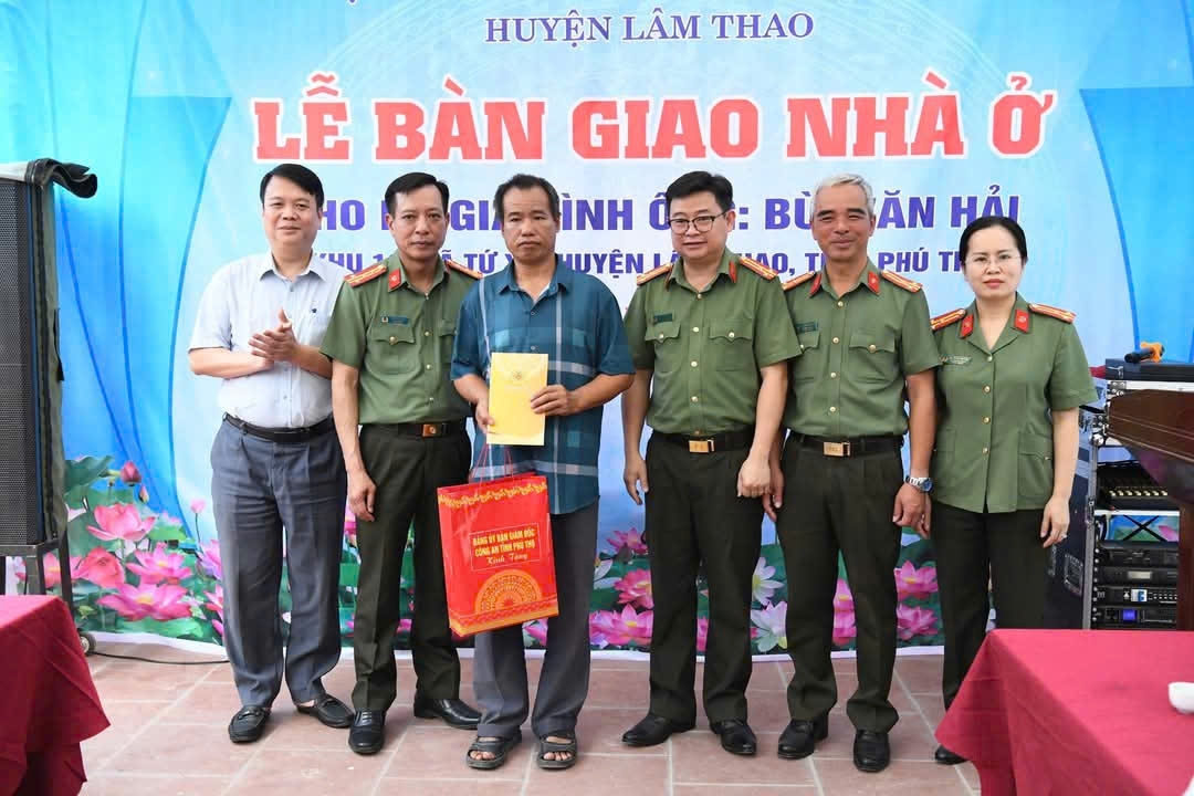 công an tỉnh phú thọ trao tặng 2 nhà tình nghĩa cho hộ nghèo tại huyện lâm thao hình ảnh 3 cong an tinh phu tho trao tang 2 nha tinh nghia cho ho ngheo tai huyen lam thao hinh anh 3