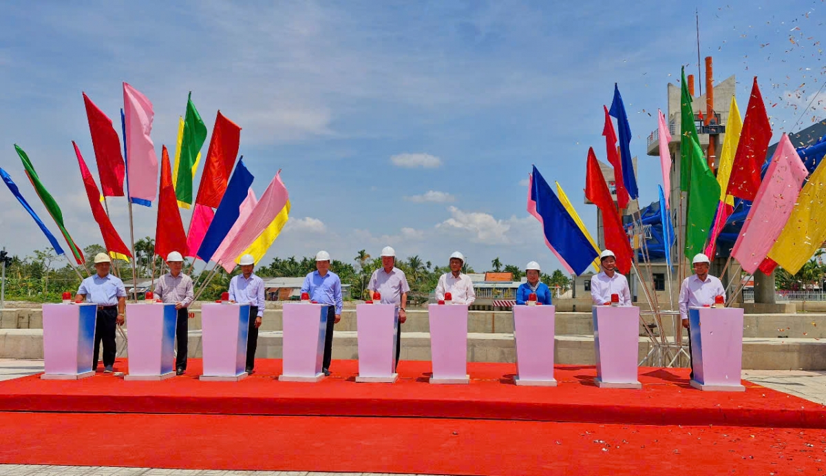 Khánh thành công trình Cống âu Rạch Mọp chào mừng kỷ niệm 50 năm giải phóng miền Nam