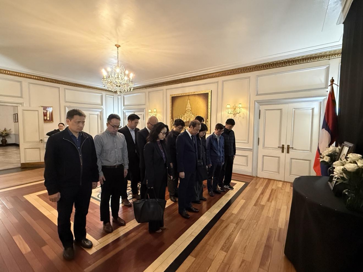 Đại sứ Việt Nam tại Hoa Kỳ Nguyễn Quốc Dũng viếng đồng chí Khamtay Siphandone