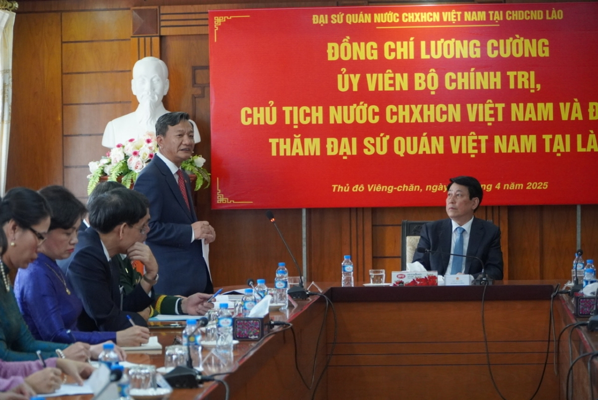 Chủ tịch nước Lương Cường thăm Đại sứ quán Việt Nam tại Lào