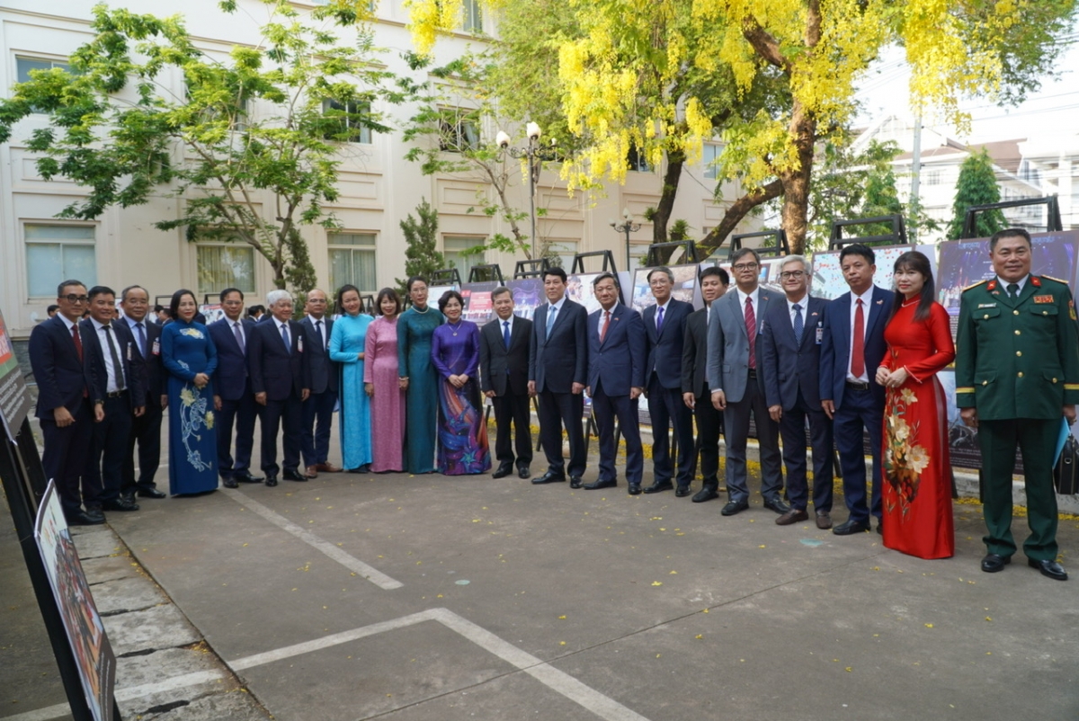 chủ tịch nước lương cường thăm Đại sứ quán việt nam tại lào hình ảnh 3 chu tich nuoc luong cuong tham Dai su quan viet nam tai lao hinh anh 3