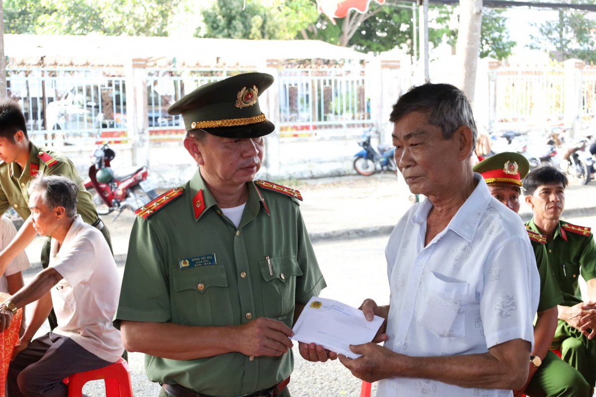 Đại úy công an hy sinh khi truy bắt đối tượng đánh bắt thủy sản trái phép hình ảnh 2 Dai uy cong an hy sinh khi truy bat doi tuong danh bat thuy san trai phep hinh anh 2