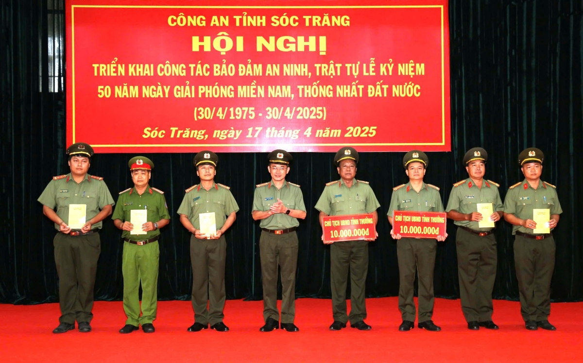 Khen thưởng lực lượng bắt kẻ lừa đảo trở về từ Campuchia