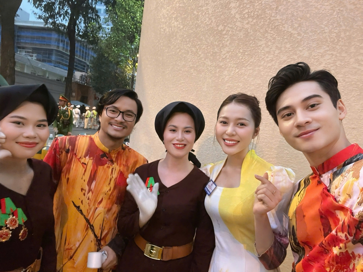 dàn hoa hậu diện áo dài rạng ngời tham gia tổng duyệt diễu binh, diễu hành hình ảnh 8 dan hoa hau dien ao dai rang ngoi tham gia tong duyet dieu binh, dieu hanh hinh anh 8