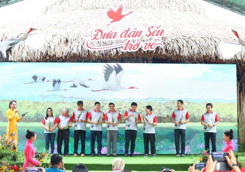 sếu vận chuyển bằng máy bay từ thái lan về việt nam đang phục hồi tốt hình ảnh 3 seu van chuyen bang may bay tu thai lan ve viet nam dang phuc hoi tot hinh anh 3