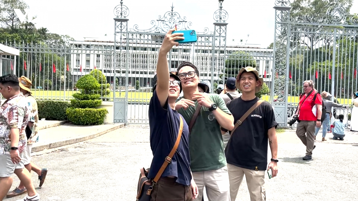 Du khách đội nắng check in với Dinh Độc Lập trước "giờ G" ở TP.HCM