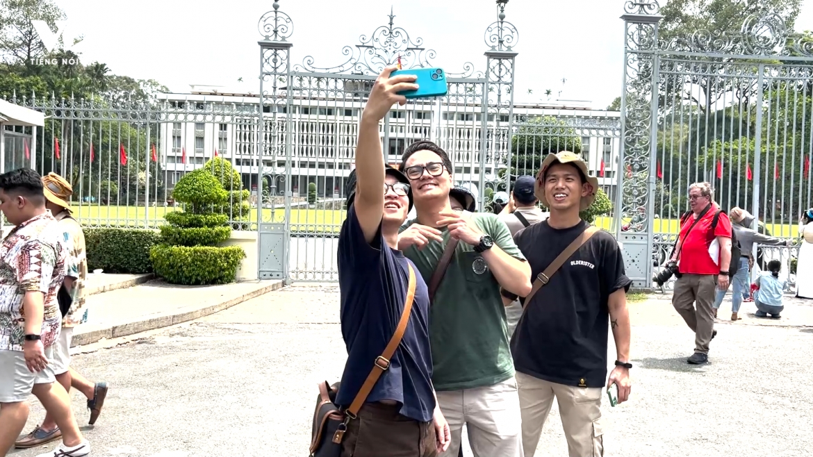 Du khách đội nắng check in với Dinh Độc Lập trước "giờ G" ở TP.HCM