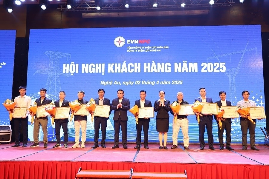 thắp sáng niềm tin - evnnpc tổ chức hội nghị khách hàng 2025 trên toàn miền bắc hình ảnh 6 thap sang niem tin - evnnpc to chuc hoi nghi khach hang 2025 tren toan mien bac hinh anh 6