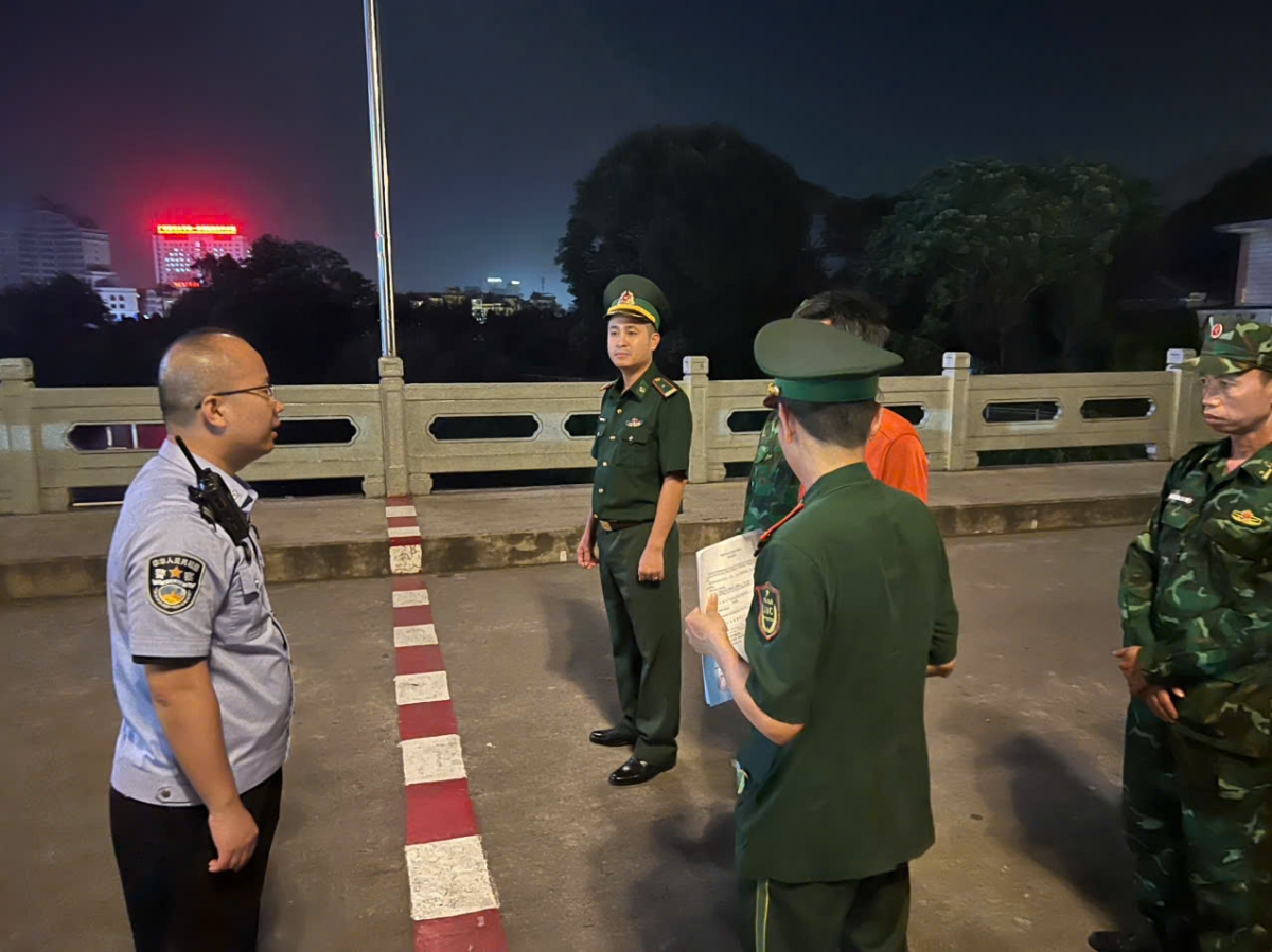 biên phòng tỉnh quảng ninh cứu hộ ngư dân trung quốc trôi dạt trên sông ka long hình ảnh 1 bien phong tinh quang ninh cuu ho ngu dan trung quoc troi dat tren song ka long hinh anh 1